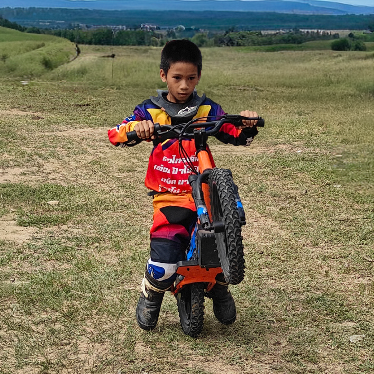 XRT_moto_GT+_gt-plus_kids_electric_balance_bike_250W_wheelie_riding_xrt-moto_stacyc