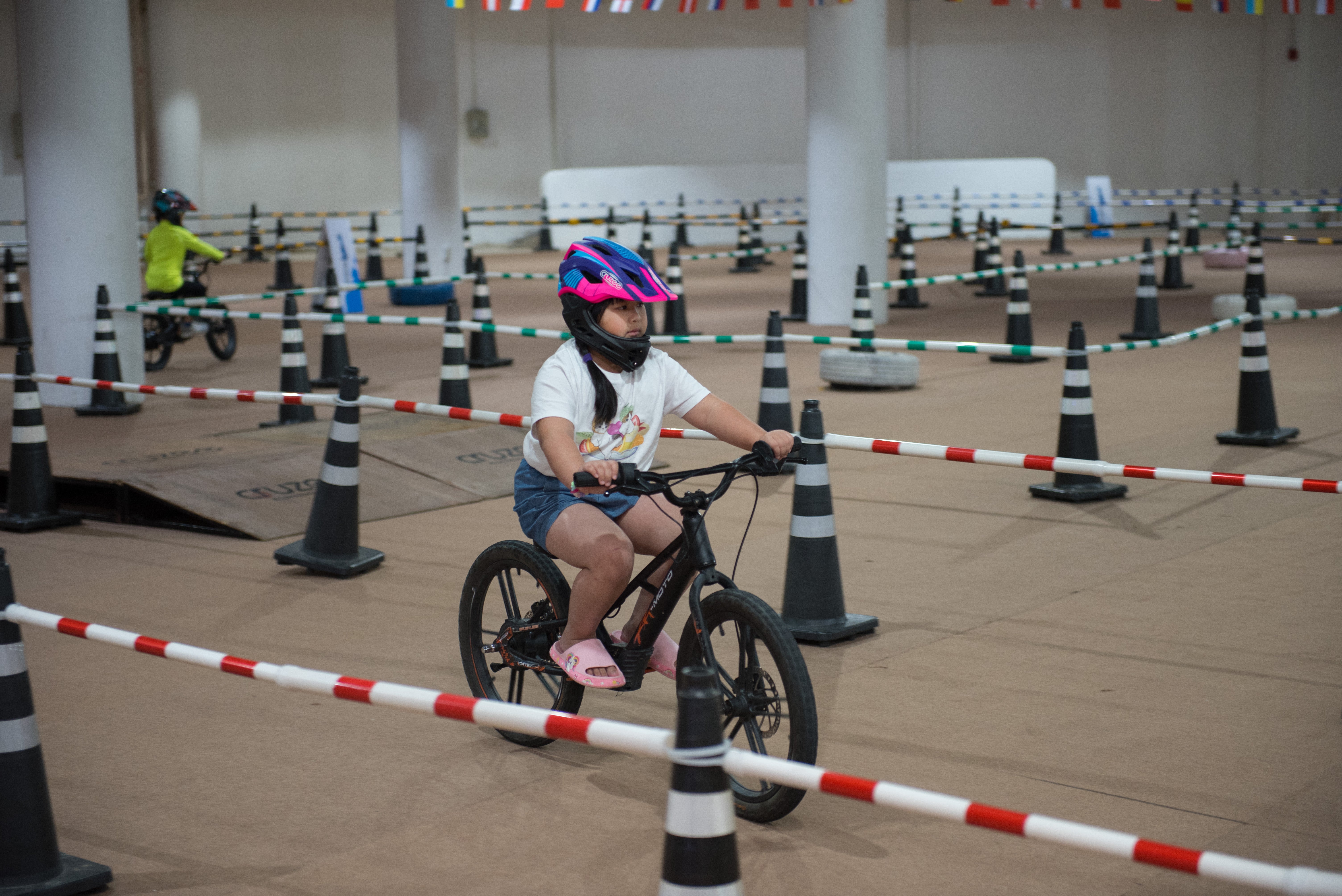 push_bike_kids_riding_black_ridgid_frame_20inch_wheel_indoor_12inxrt-moto_purspeed