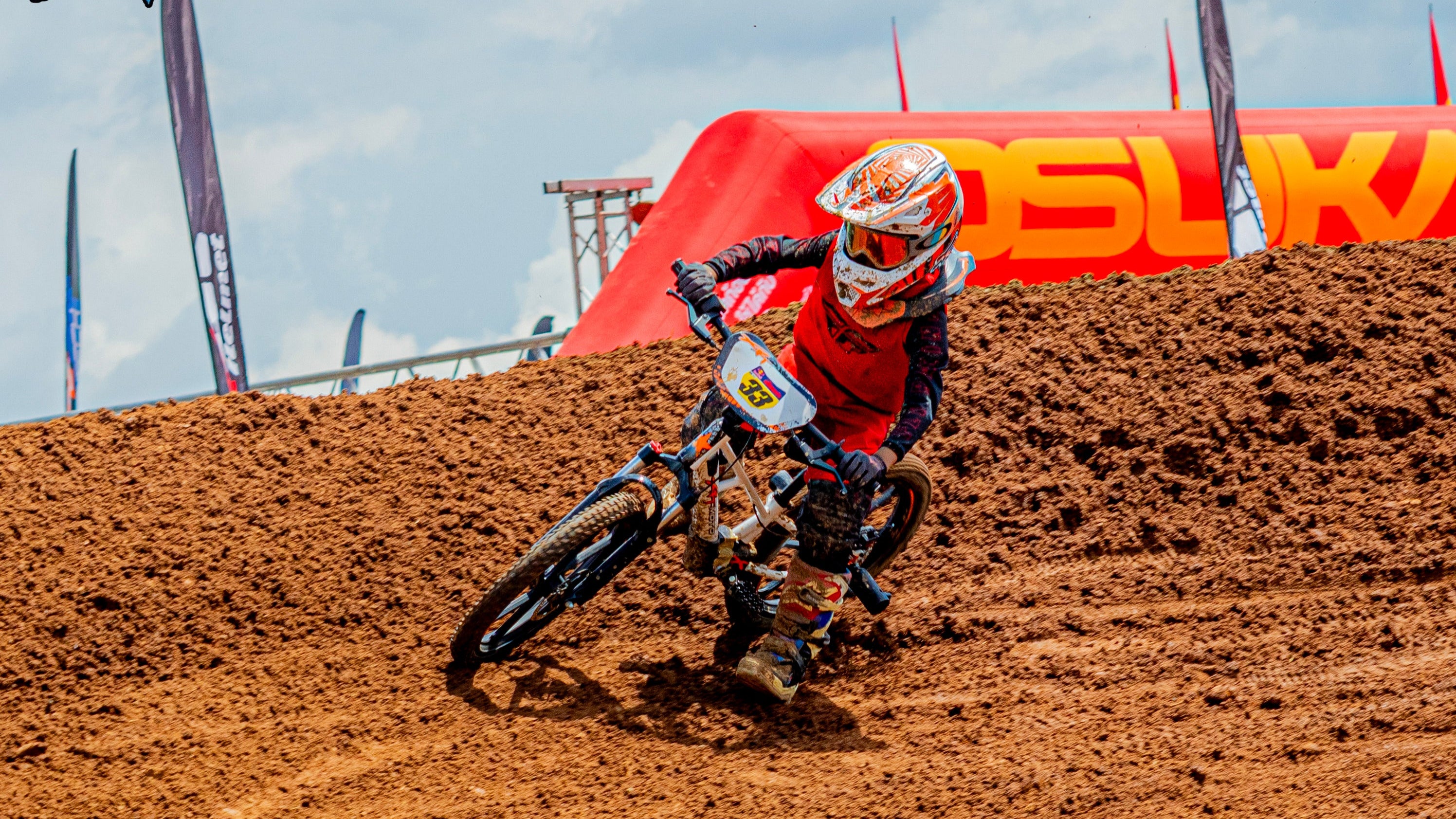 XRT-moto_rebel_pro_500W_action_race_turn_purspeed_orion_revvi_himiway_stacyc_pur-speed_edrive_ebike